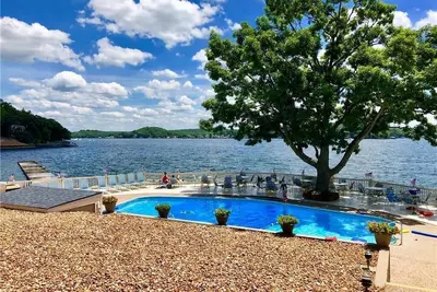 Image de Astonishing view/Relaxing/Lakefront condo. Outdoor pool & Boat slip included. \n\n\n