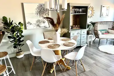 Image de Gorgeous townhome 5 min walk to the stunning lake.