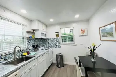 Image de Beach Home step out 1 min to beach/pets friendlyA