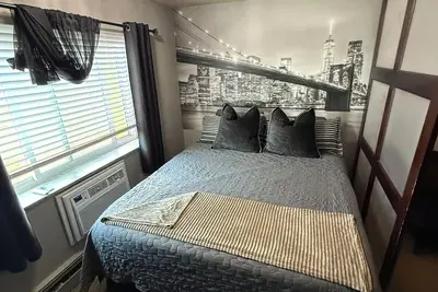 Image de Cal King Bed, Free Parking Pass For 1 Car, By Downtown & Clinic