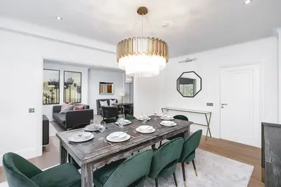 Image de ' Luxury & Spacious AirCondisioned 4 Bed 4 Bath Apartment '