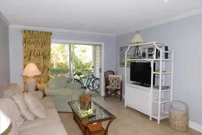 Image de E11 Peaceful 2/2 Ground Level, New Shower & Floors