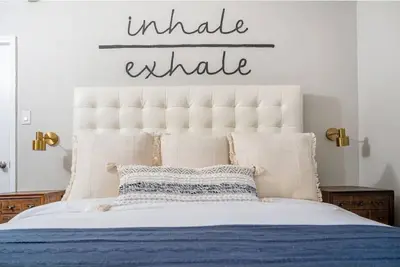 Image de NEWly remodeled\/landscaped cozy and endearing home