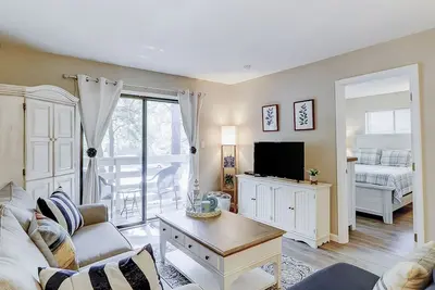 Image de Exquisite condo with pool, hot tub, tennis, balcony, & washer/dryer