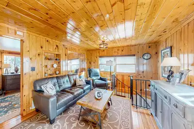 Image de Updated, woodsy cabin with mountain view, deck & fireplace - near Pikes Peak