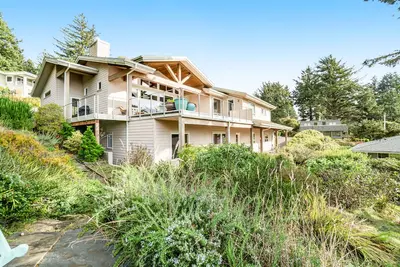Image de Dog-friendly ocean-view home near the beach with large deck, grill, & Ping-Pong