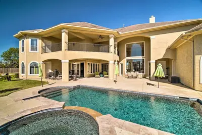 Image de Luxurious Getaway w\/pool! 4 min from airport!