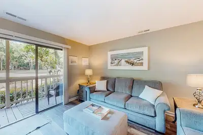 Image de Serene villa with pool, beach access, tennis, central Ac, & washer/dryer