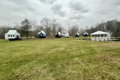 Image de *New All 6 Chalets by the Lake - Conneaut Lake, Pa