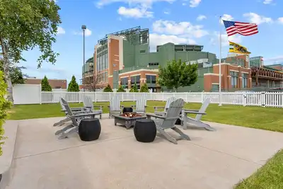 Image de Amazing Lambeau Field In Your Backyard-Reserve The Beautiful Stadium House Now! !