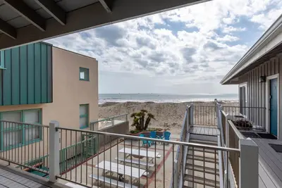 Image de Beachfront on Sandyland – Island views and steps to the sand!