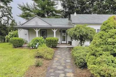 Image de Country Farmhouse with Hot tub, swimming pool & pond on 18 acres