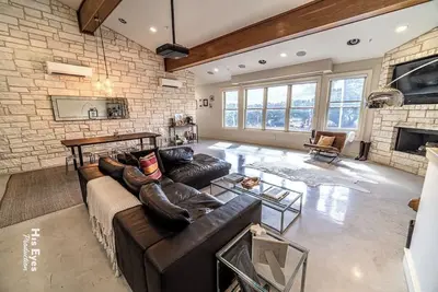 Image de Iconic Allens Boots Clubhouse!