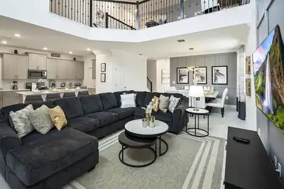 Image de High Ceiling/Themed Br/Pool 22091