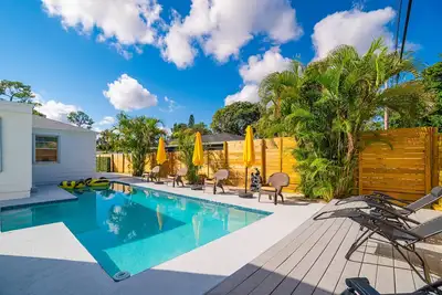 Image de Remodeled Heated pool house, 8 minutes to the beach! Honey Hole theme