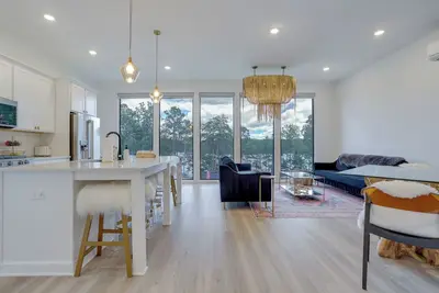 Modern & Luxe Lake Arrowhead Villa Near Marina!