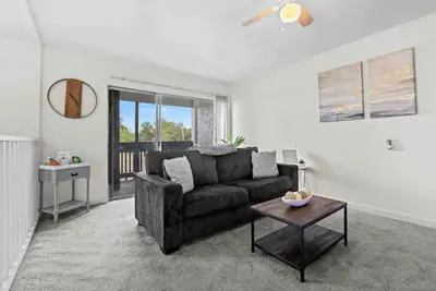 Image de Near Uf, 2 Beds - w/Free Parking