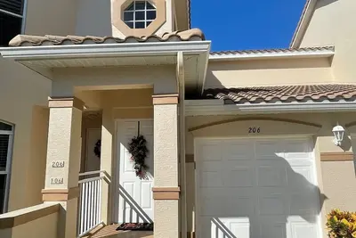Image de Floridian style Condo overlooking the pool. Gollf community, 7 mins from beach