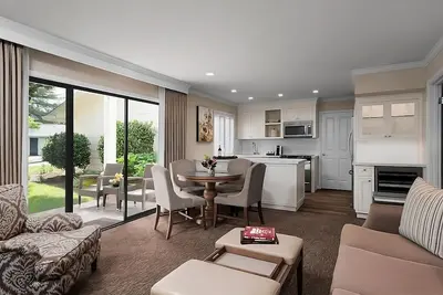 Image de 3 Family-friendly Suites Near Trancas Crossing Park! Pool, Onsite Golf Course!