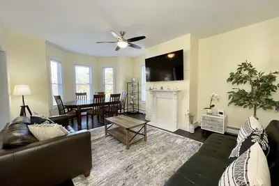 Image de Brand-new spacious 4 bedroom home, minutes from train station, free st parking