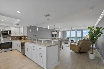 Image de Crystal Sands newly renovated beachfront 10th floor paradise, unit 1009
