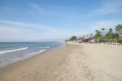 Image de Villa à couper le souffle avec vue sur la mer, terrasse, piscine, Wi-Fi et climatisation.