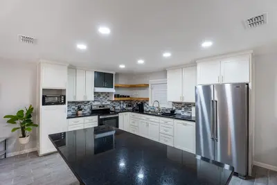 Image de Remodeled 4 bedroom 2 bath with sauna home