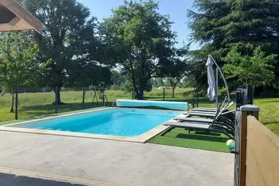 Image de Maison rénovée avec piscine chauffée, grand jardin et équipements bébé en Charente