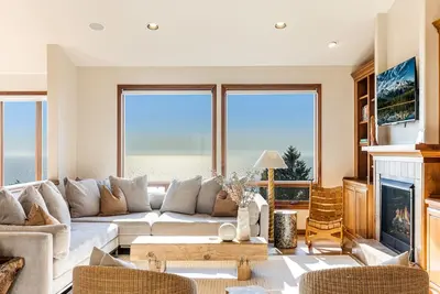 Image de Luxury hillside home w/ panoramic ocean & Twin Rock views, Spa & hot tub
