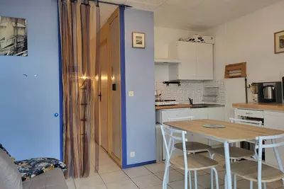 Image de Studio avec Terrasse, Parking Privé et Accès Direct à la Plage