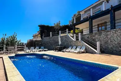Image de Maison pour 10 personnes avec piscine privée, barbecue et Wi-Fi gratuit