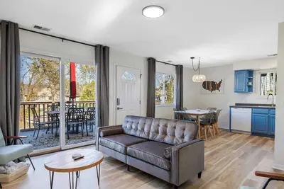 Image de Dune Sky is a 2 Bedroom/2 Full Bath upper level duplex unit just a 2 minute walk to Lake Michigan