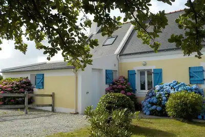Image de Maison Andro : À pied à la plage, maison au calme avec vue sur mer et vallon.