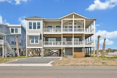 Image de 7br/6. 5ba Home - Ocean Views, Pool, Elevator, Near Boat Ramp, Walk to Beach,