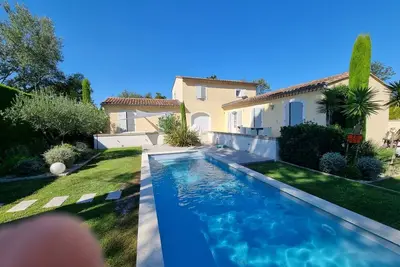 Image de Villa de caractère avec piscine à 15 minutes d'Avignon
