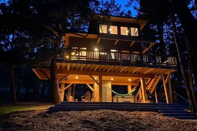 Image de Upscale Mountain Treehouse / Fire Pit & Hot Tub