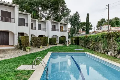 Image de Maison de vacances \"Set Cases\" avec vue sur la mer, piscine partagée et climatisation.