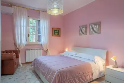 Image de \"Villa Angela\" avec terrasse, jardin partagé et Wi-Fi.