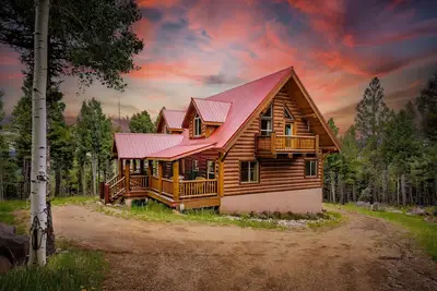 Image de Log Cabin with Hot tub, Wood burning stove, Views, Private, Wrap-Around Decks