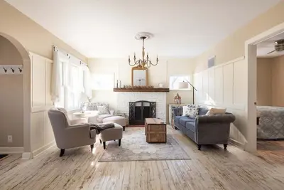 Image de The Bay Getaway |Family Retreat in the Heart of Williams Bay |High End Finishes | 2500 Sq Ft |Gazebo