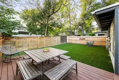 Image de Home in Zilker | Private Large Backyard