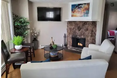 Image de Comfy Classy Alaskan Suite, W/Free Parking!
