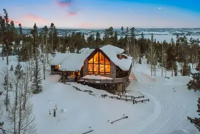 Image de Modern meets cozy! Mountain & lake views! Hot Tub! Pet Friendly!