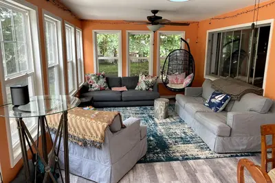 Image de Updated 4 Bedroom cottage at the marina with Hot Tub