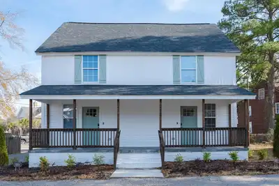 Image de Historic 4 Bdrm Duplex + Sleeps 10 + Fire pit + 3 mins to Downtown Columbia