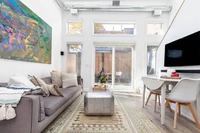 Image de Bright and Cheerful boho designed laneway home