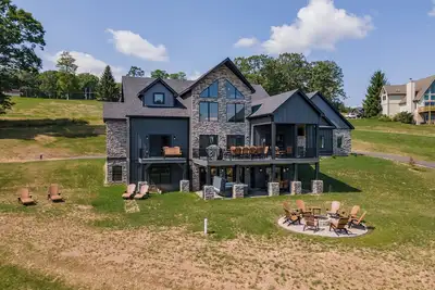 Image de The Crooked Oak Lodge: Lake Access, Dogs Welcome, Hot Tub, Pool!