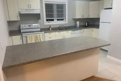 Image de Entire top floor huge 1 bedroom apt private entry!