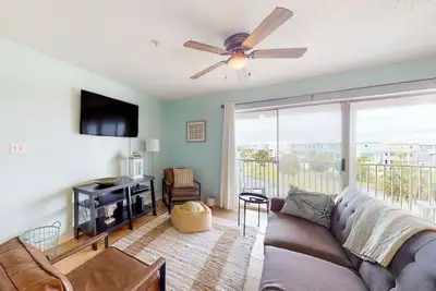 Image de Beautiful condo with water-view, pool, balcony, central Ac, & washer/dryer