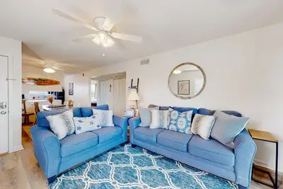Image de Lovely condo with private beach access - pool, private balcony & W/D